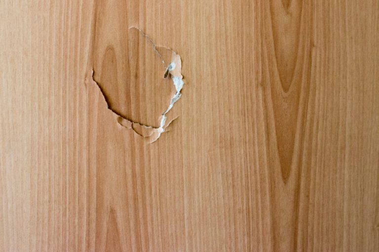 Comment reboucher un trou dans une porte