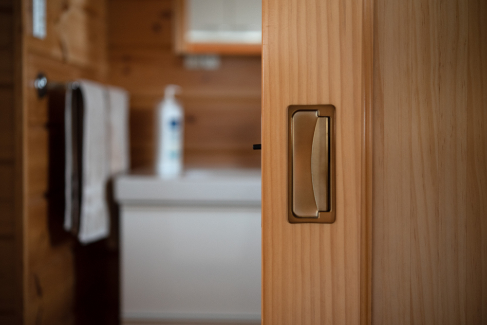 Porte coulissante pour salle de bain